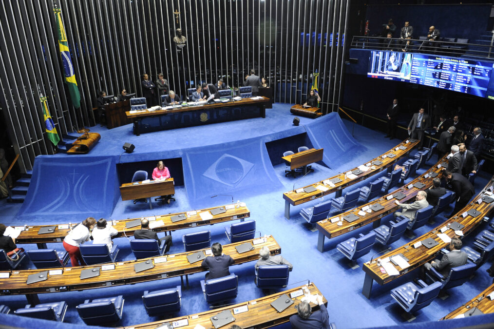 Senado aprova isenção de imposto seletivo para armas, refrigerantes e redução de alíquota para água mineral