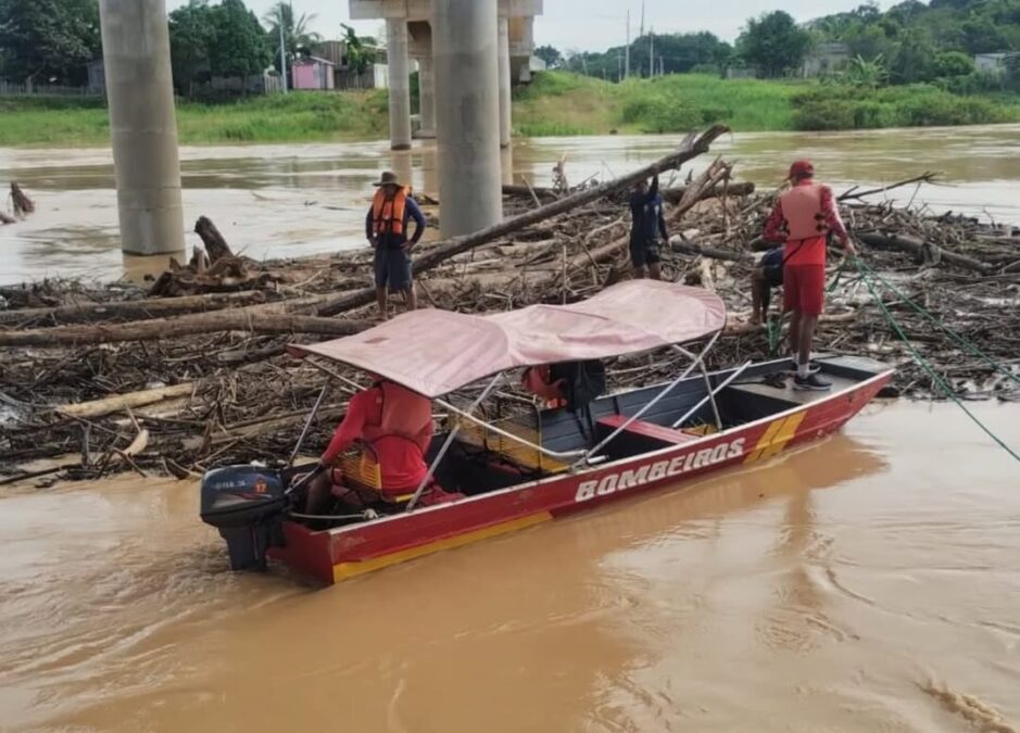 Corpo de Bombeiros e DERACRE realizam retirada de balseiros na ponte Padre Paolino Baldassari em Sena Madureira