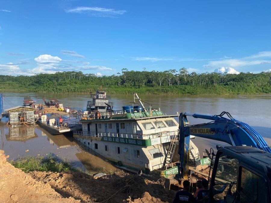 Operação do Governo do Acre resgata UBS fluvial submersa no Rio Juruá