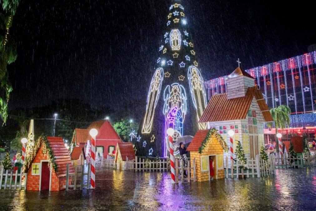 Governador inaugura Natal da Família 2024 com luzes no Palácio Rio Branco; Cantata de Natal é adiada devido à chuva