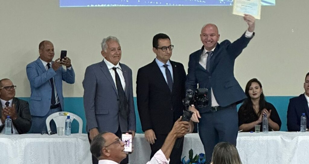 Gerlen Diniz é diplomado prefeito de Sena Madureira em cerimônia oficial