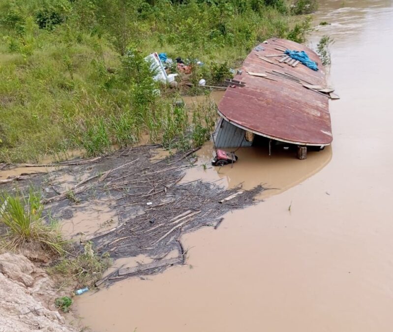 Barco naufraga no Rio Macauã após colidir com tronco e perfurar casco