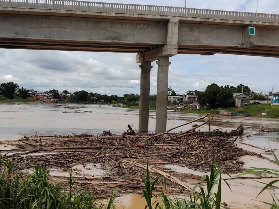 Com subida das águas do Rio Iaco, balseiros se acumulam em pilares sob a ponte Frei Paollino
