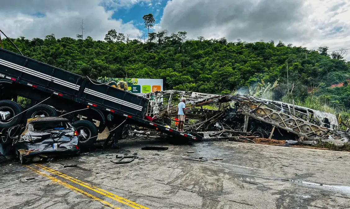 Acidente em Minas Gerais deixa 22 mortos em colisão entre ônibus e carreta
