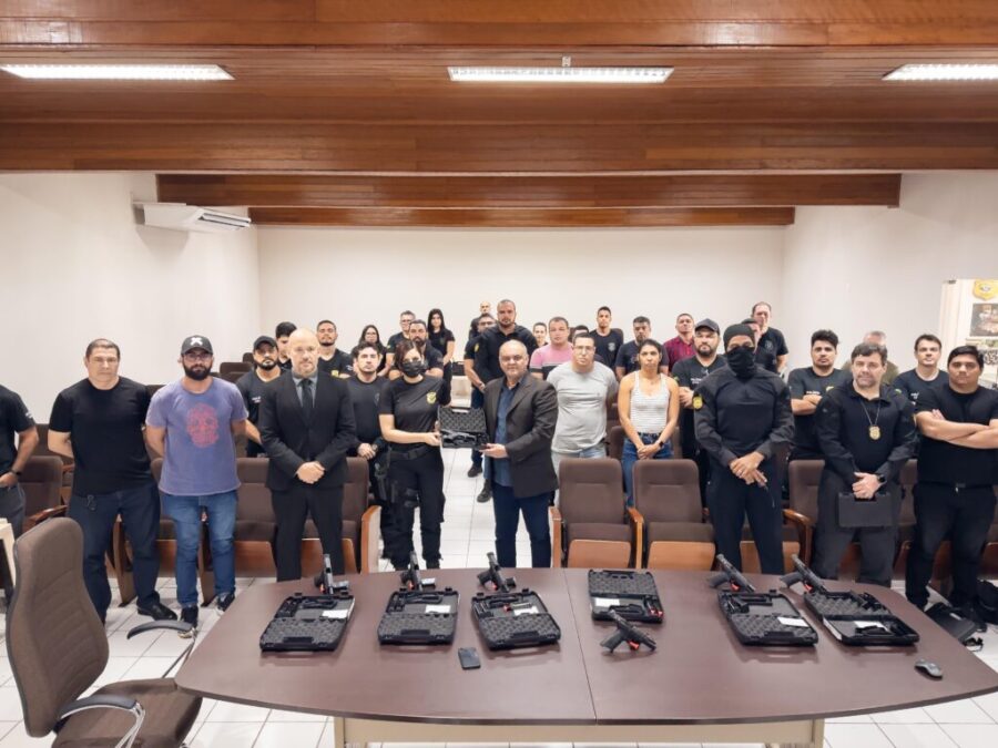Polícia Civil do Acre entrega 54 pistolas a agentes e escrivães como parte da modernização do armamento