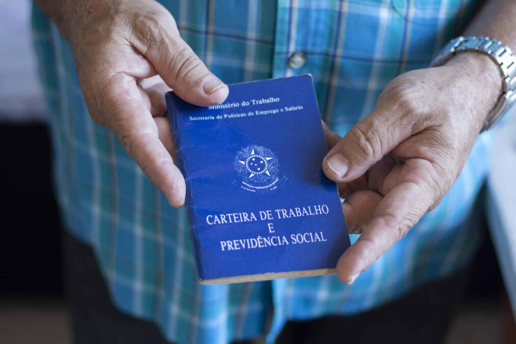 Desemprego no Brasil atinge menor nível histórico de 6,1% no trimestre até novembro