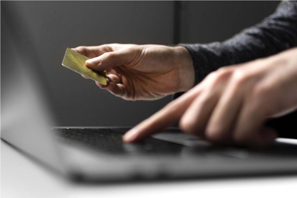 Evite cair em fraudes: conheça os golpes mais comuns durante o Natal