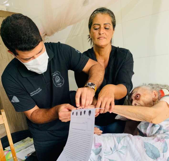 Governo do Acre emite 2ª via da Identidade para idosa em Sena Madureira com atendimento domiciliar