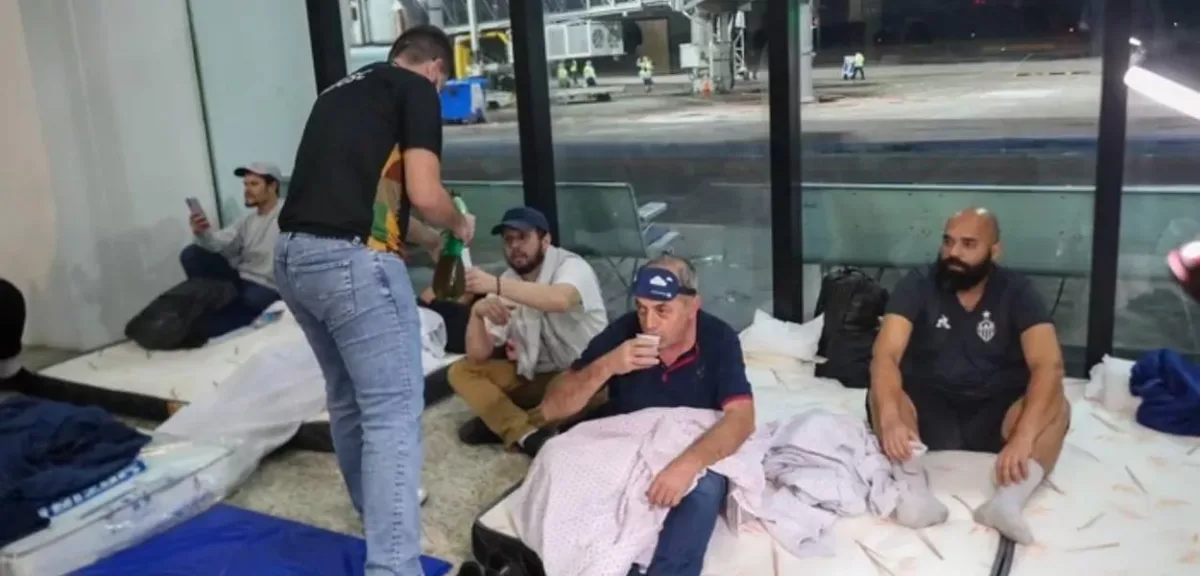 Brasileiros cantam hino e batem palmas após governo determinar retirada de algemas