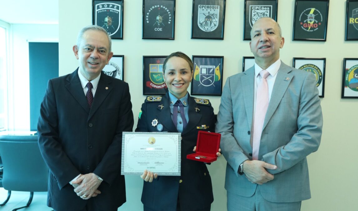 MPAC homenageia primeira mulher a comandar a PMAC com medalhão comemorativo dos 60 anos