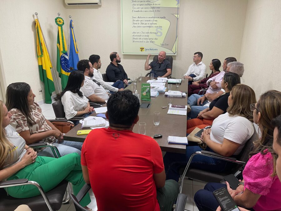 Prefeito Gerlen Diniz recebe visita do Promotor de Justiça Júlio César e apresenta secretariado