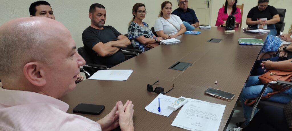 Prefeito Gerlen Diniz realiza primeira reunião oficial com secretariado e discute prioridades para Sena Madureira