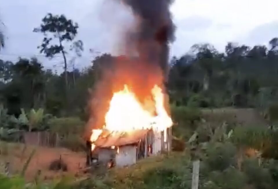 Incêndio destrói residência em Brasiléia e investigação será aberta