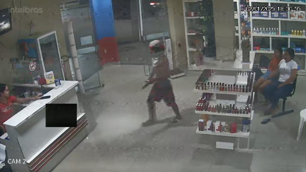 VÍDEO:Farmácia é alvo de assalto à mão armada no centro de Sena Madureira
