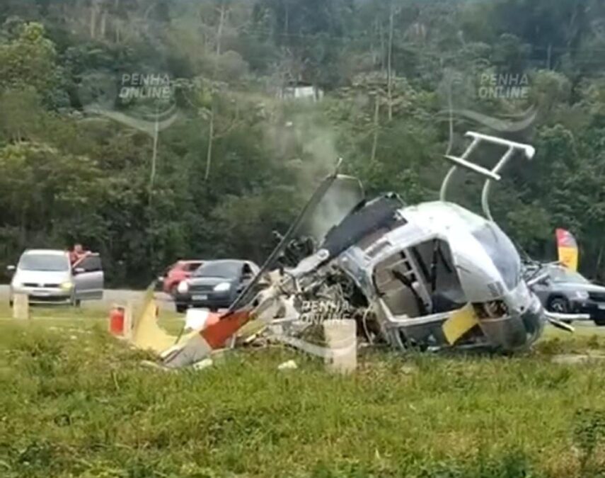 Helicóptero cai em Penha (SC); cinco pessoas são resgatadas com vida