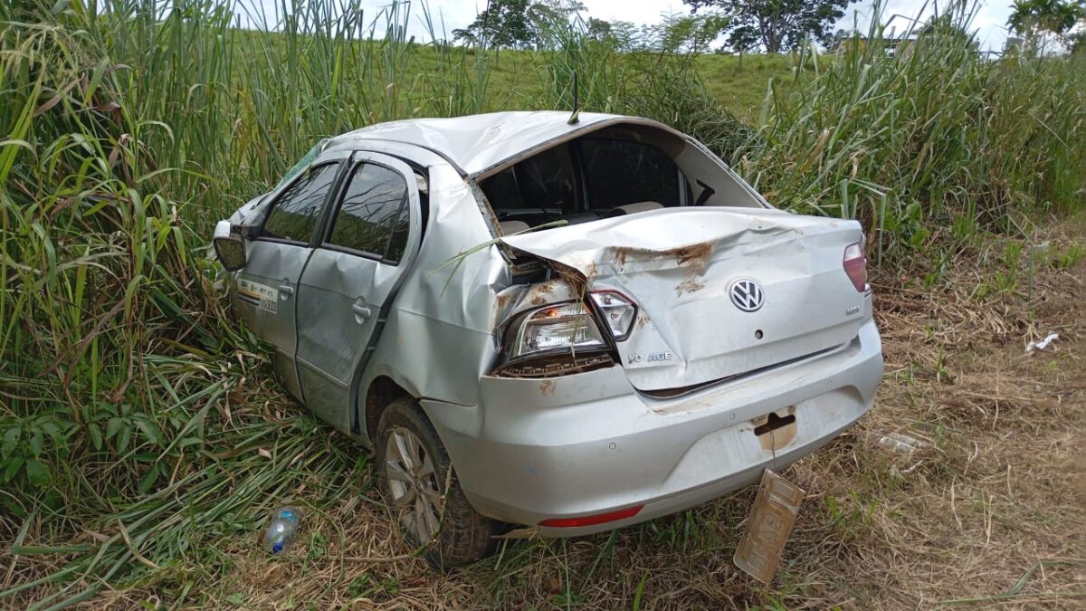 Motorista sobrevive a capotamento após bater em buraco na BR-364