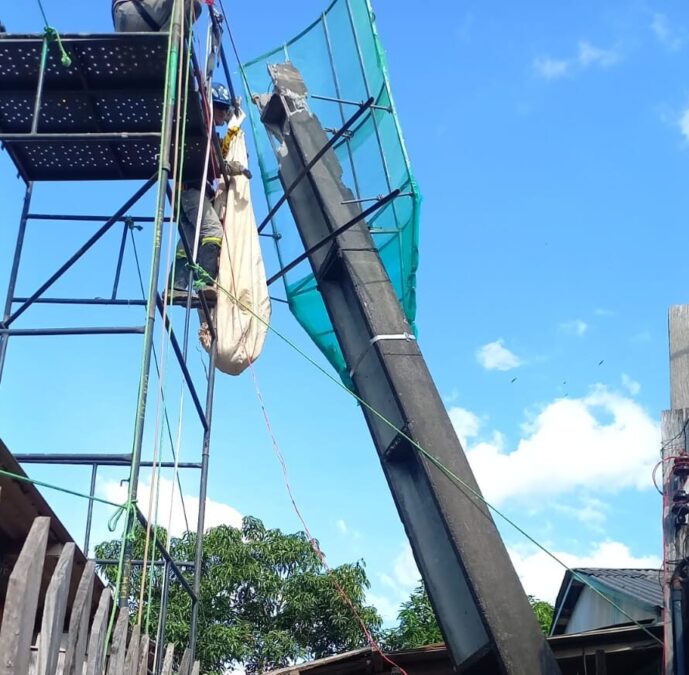 Moradores de Sena Madureira comemoram derrubada de poste que colocava vidas em risco após 5 anos de espera