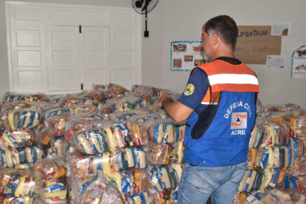 Defesa Civil estadual realiza a entrega de 300 cestas básicas para famílias indígenas em Rio Branco