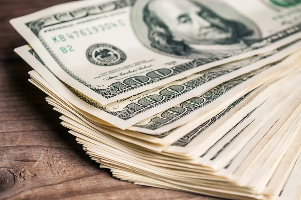 Dólar inicia 2025 em alta, a R$ 6,22, e Ibovespa cai com foco em dados econômicos e fiscal brasileiro