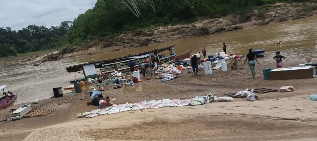 Barco naufraga no Rio Iaco e causa prejuízos materiais; ninguém se feriu