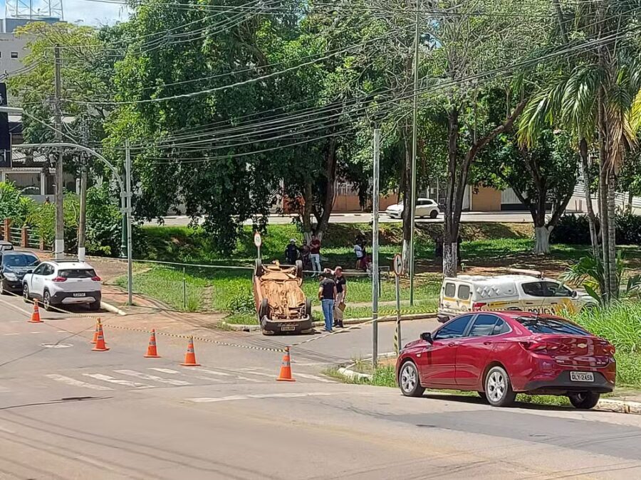 Mãe e filho ficam feridos em acidente entre dois veículos em Rio Branco