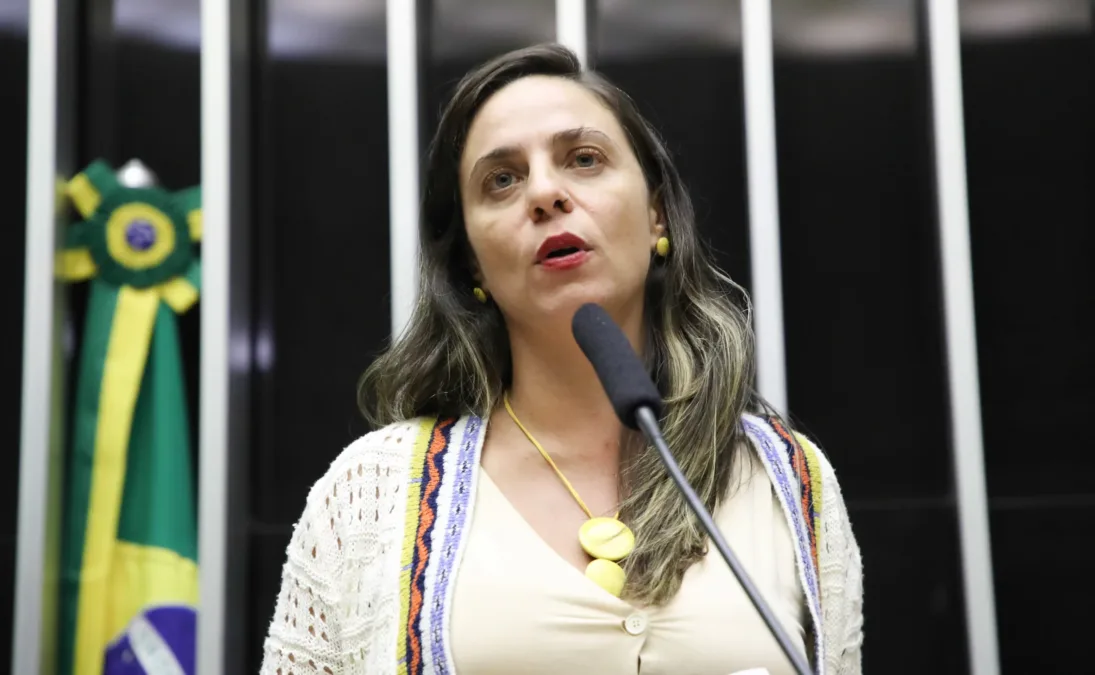 Deputada propõe fim de salários para militares acusados de crimes na ditadura