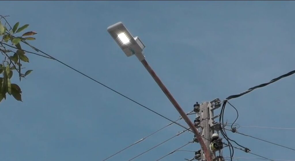 Lâmpadas acesas durante o dia aumentam custos e o desafio na iluminação pública de Sena Madureira
