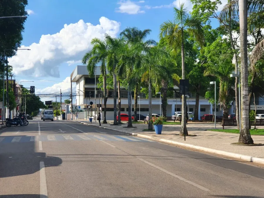 Domingo com previsão de chuvas pontuais e calor abafado no Acre