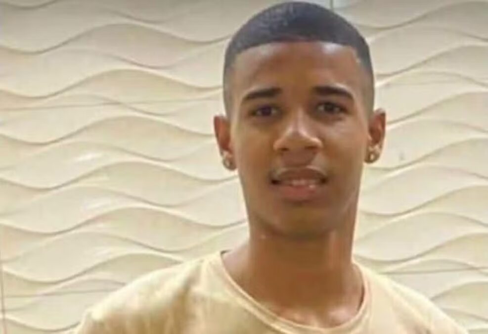 Equipe médica presta homenagem a jogador baleado na cabeça após pisar no pé de traficante no réveillon