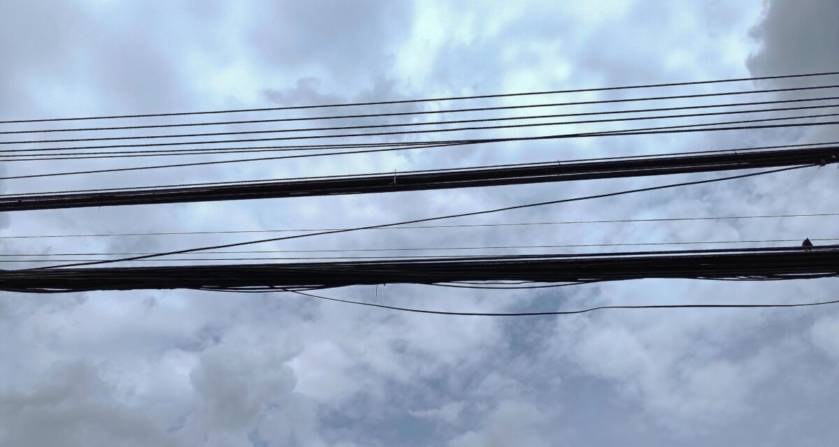 Caminhão derruba fiação elétrica em Sena Madureira e deixa moradores sem energia