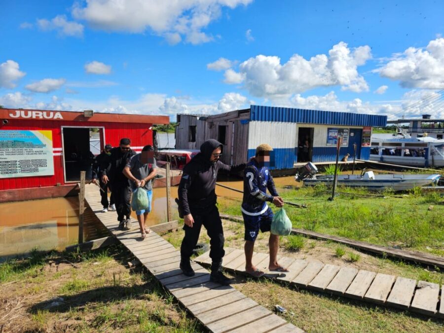 Polícia Civil realiza transferência de dois acusados de crimes sexuais contra a própria filha e sobrinha em Marechal Thaumaturgo