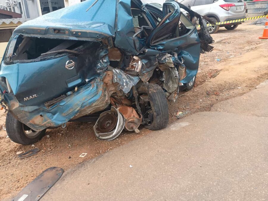 Veículo estacionado é atingido por outro carro durante a madrugada em Sena Madureira
