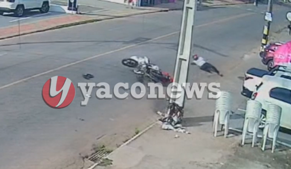 VÍDEO: Motociclista colide violentamente contra poste após desviar de veículo em Rio Branco