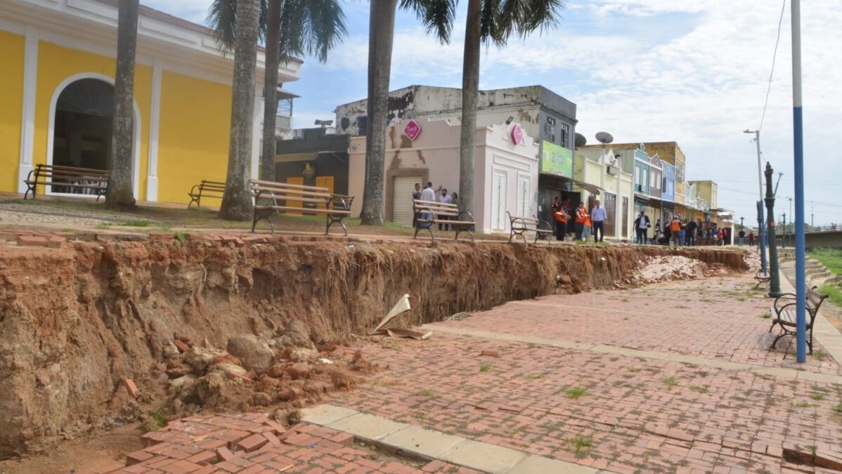 Órgãos se reúnem para discutir soluções para erosão no calçadão do Mercado Velho