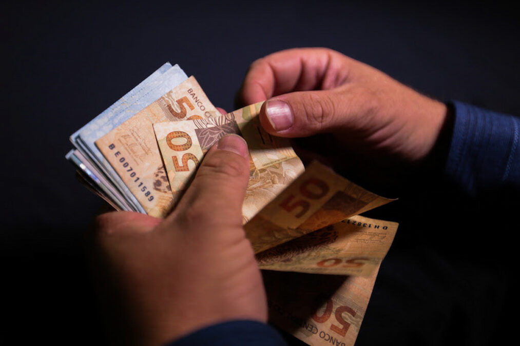 Endividamento das famílias recua, mas cautela com gastos aumenta
