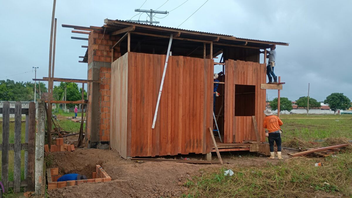 Prefeito Gerlen Diniz diz que protótipo de casa construído na Pista “nada tem a ver” com promessa das 100 casas