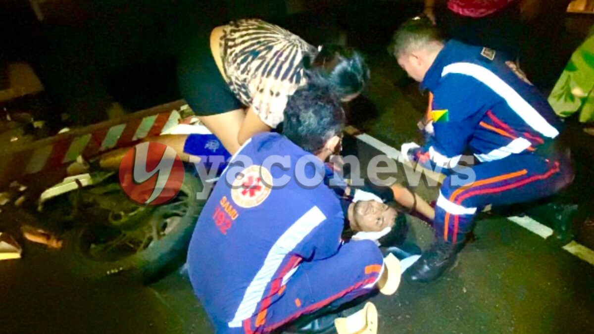 Jovem de 23 anos fica preso sob caminhão após perder controle da moto e colidir na traseira do veículo