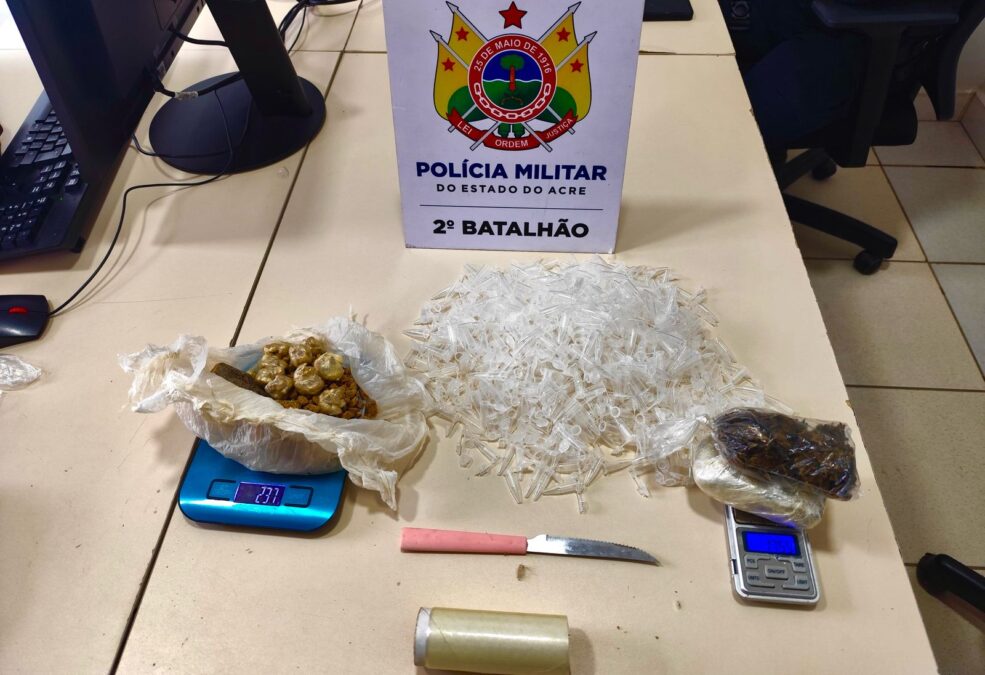 Polícia Militar flaga homem embalando drogas e o prende em Rio Branco