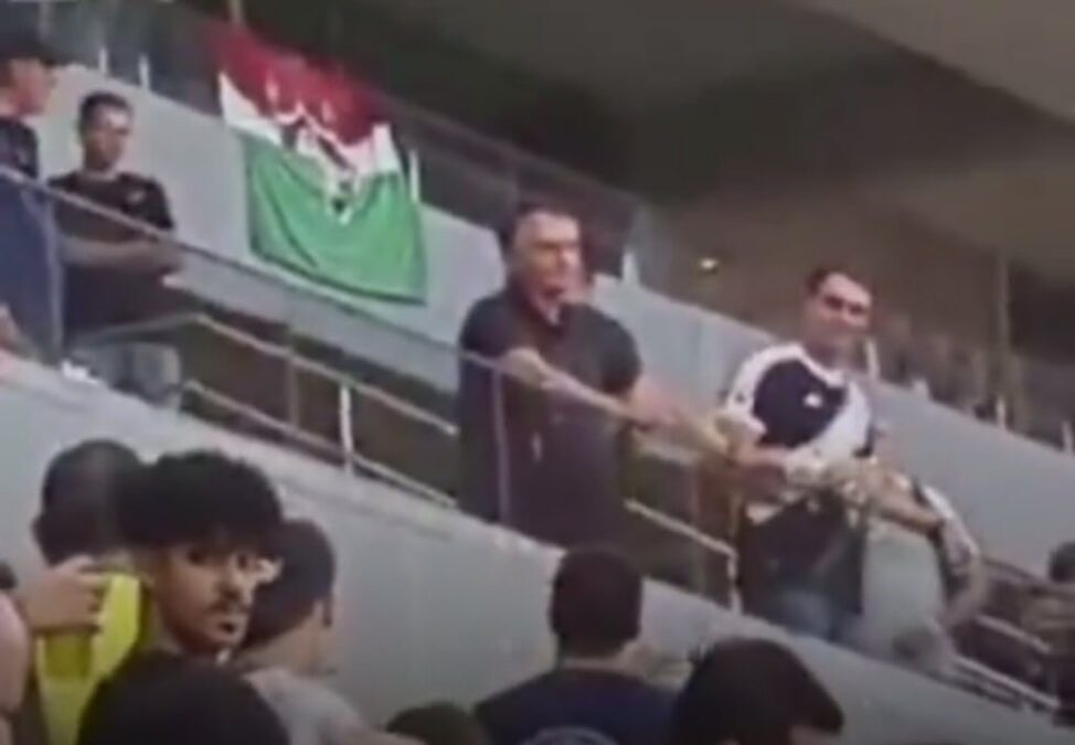 Torcida do Vasco hostiliza Jair Bolsonaro e Flávio Bolsonaro em jogo contra o Fluminense