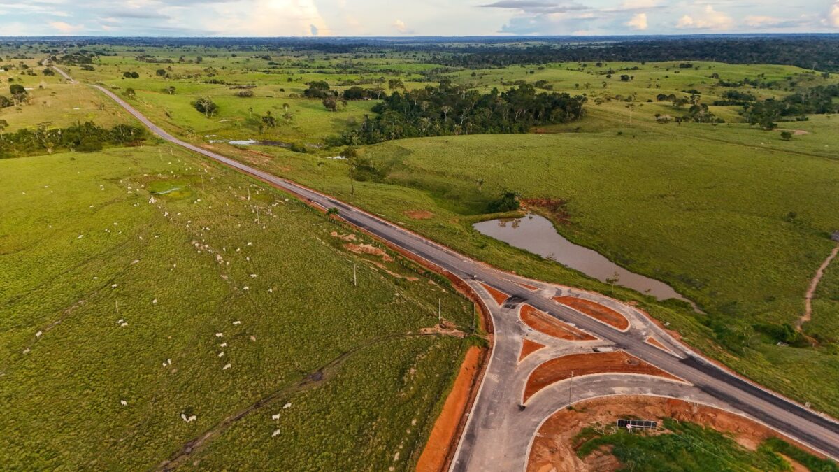 Governo do Acre executa 70% da pavimentação da Estrada da Variante e conclui rotatória de acesso