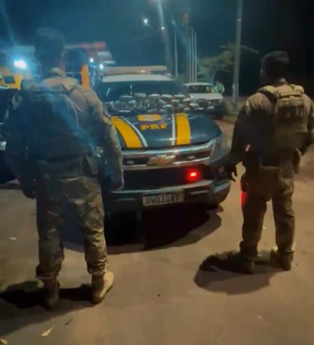 PRF apreende drogas escondidas em carro que seria transportado por caminhão-cegonha no Acre