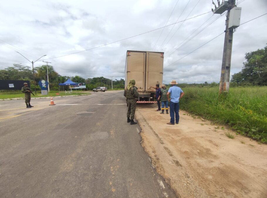 Governo do Acre utiliza barreiras volantes para fiscalizar produtos vegetais e animais em rodovias do Juruá