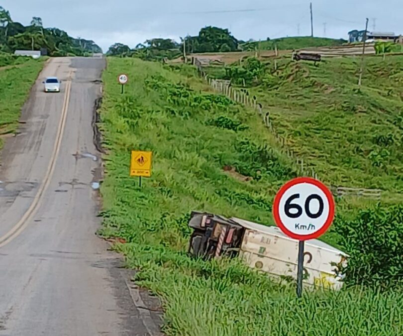 Carreta tomba na BR-364 entre Manoel Urbano e Feijó, no Acre