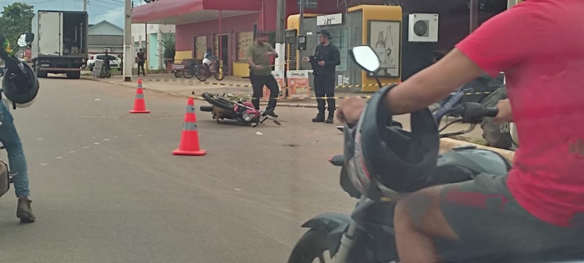 Colisão entre moto e carro deixa motociclista ferido em Sena Madureira