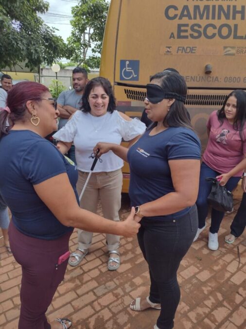 Educação instrui motoristas e monitores sobre procedimentos de mobilidade para alunos com deficiência visual