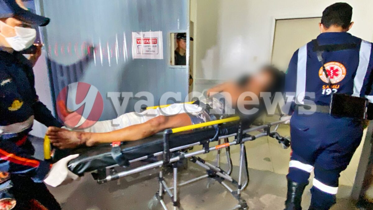 Mulher em situação de rua tem perna quebrada por barra de ferro após jogar tijolo no telhado da casa de dependente químico em Rio Branco