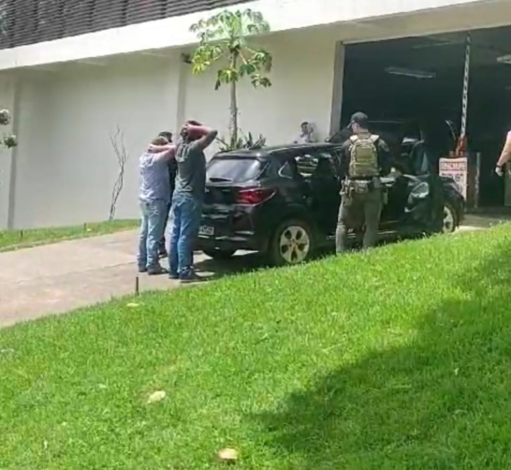 Polícia Federal prende dois suspeitos durante operação na entrada da OCA em Rio Branco