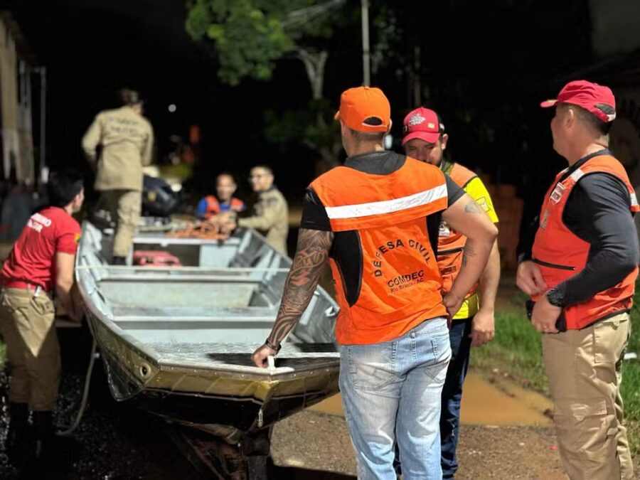Chuva intensa causa transbordamento do igarapé Batista e afeta 17 bairros em Rio Branco