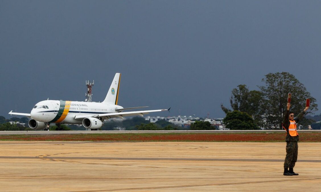 VÍDEO:Avião presidencial arremete antes de pouso em Sorocaba devido a ventos fortes