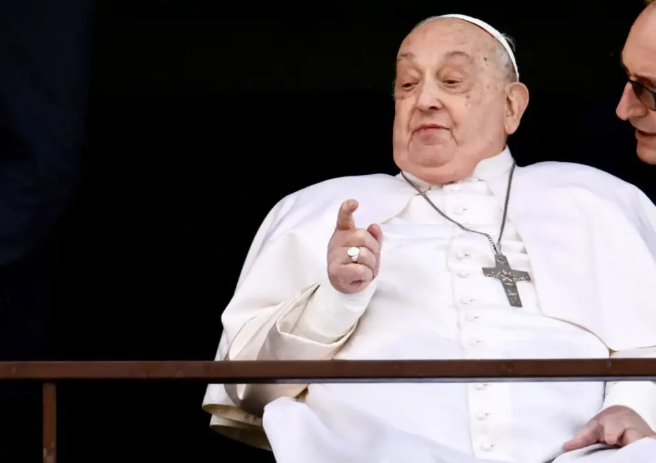 Papa Francisco recebe alta após 38 dias internado e segue em recuperação